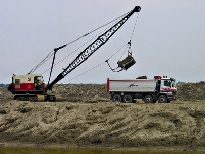 Foto della fase di carico di un camion per trasporto terra tramite drag-line