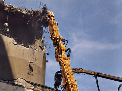 Foto di una nostra pinza impegnata in una demolizione