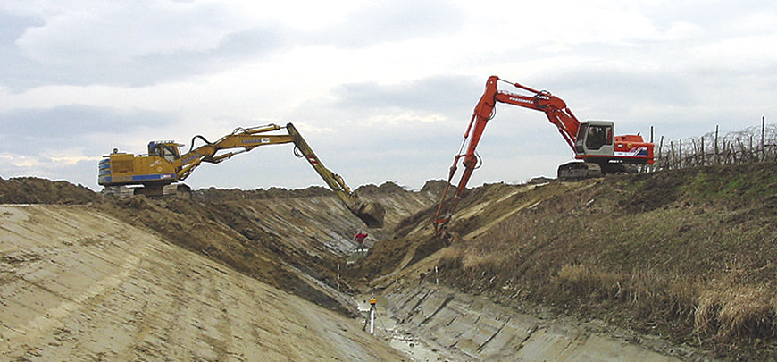 Il Consorzio di autotrasportatori Consar di Ravenna fornisce servizi di movimento terra per: scavi di sbancamento; formazione di rilevati stradali e piazzali; realizzazione discariche e lavori di risezionamento canali.