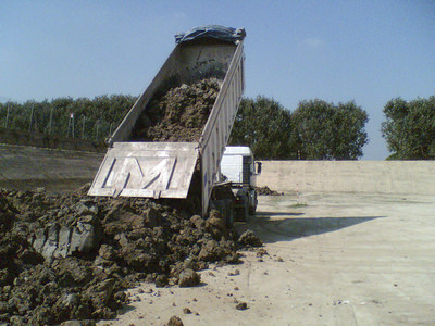 Foto di un camion impegnato nella discarica di terra
