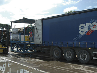 Foto della fase di carico di un camion centinato utilizzato per il groupage