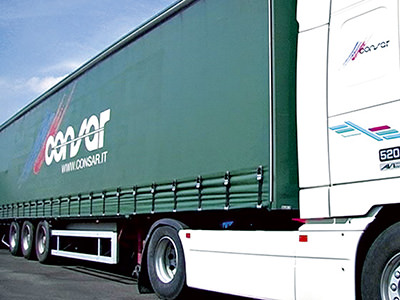 Foto di un camion centinato impiegato per la logistica industriale