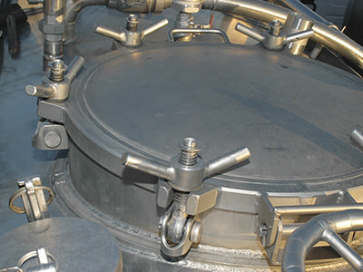 Foto del bocchettone di carico di una cisterna per il trasporto di liquidi chimici