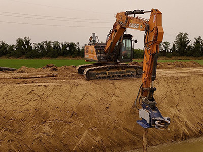 Foto di un nostro escavatore che offre servizi di movimento terra