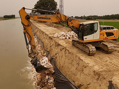 Foto di un nostro escavatore che offre servizi di movimento terra