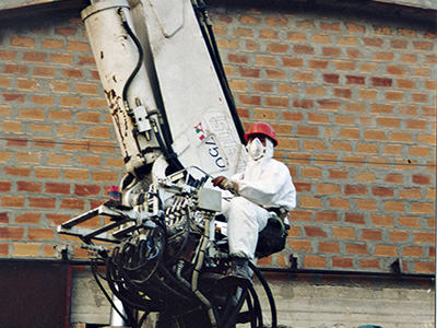 Foto del manovratore di una gru durante l'esecuzione di servizi ambientali