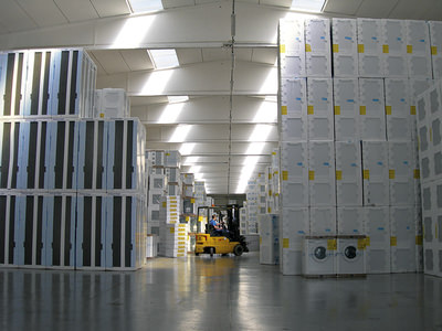 Foto di un muletto impegnato nell’attività di warehousing