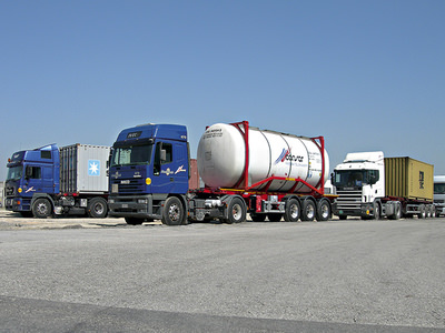 Foto di alcuni camion per il trasporto di container sul piazzale di Consar