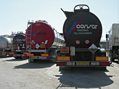 Foto di alcune cisterne per il trasporto di liquidi pericolosi (ADR)
